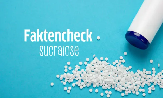 Faktencheck: Sucralose ungesund? Kleine weiße Tabletten und ein Spender auf blauem Hintergrund.