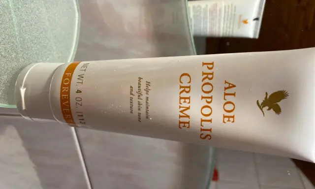 Krem propolisowy Forever Aloe, który pomaga utrzymać piękny koloryt i teksturę skóry.