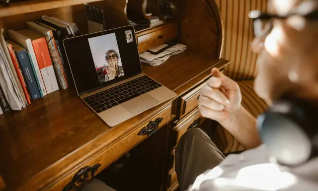 Hombre en videollamada, aplicando el método Gottman para fortalecer su relación.