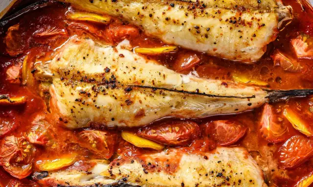 Colas de rape al horno, tiernas y jugosas, nadando en una salsa de tomate y limón. Un plato delicioso y fácil de preparar.