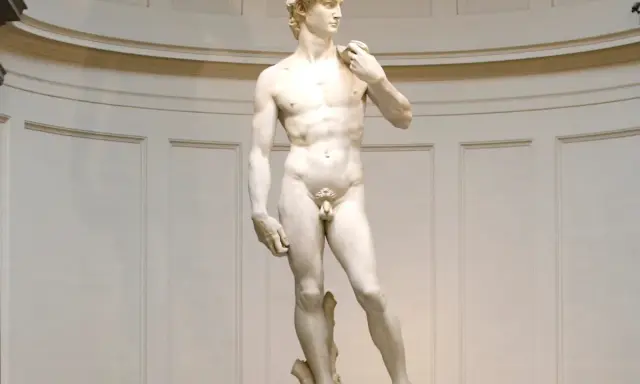 Le David de Michel-Ange, statue de marbre blanc, représente un jeune homme musclé, prêt à affronter Goliath.