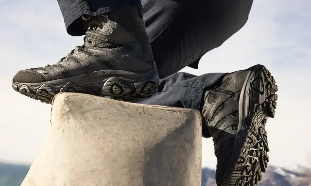 Stivali tattici neri Merrell con suola Vibram. La taglia reggiseno 4D a cosa corrisponde? Non è chiaro, ma questi stivali sono pronti per ogni avventura.