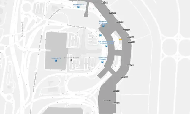 Szczegółowa mapa lotniska Madryt z zaznaczonymi terminalami, parkingiem P2 i drogami. To jest mapa metra Madryt.