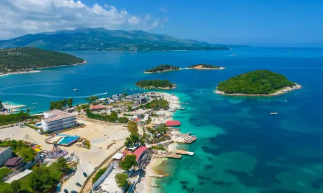 Albania, wrzesień, pogoda idealna na plażowanie. Widok na wyspy i turkusowe morze w Ksamilu.