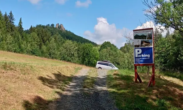 Droga do schroniska "Sokolik" na Krzyżnej Górze. Parking gotowy na turystów.