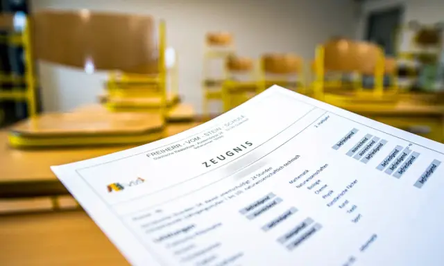 Zeugnis einer Grundschule in NRW mit Noten für Fächer wie Mathematik und Biologie.