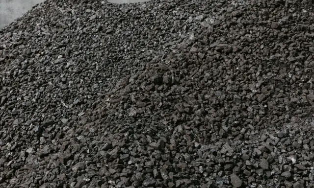Ogromna hałda węgla orzech, gotowa do ogrzania domu.