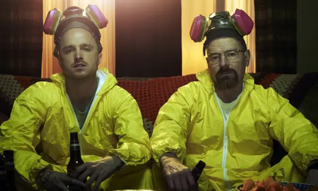 Bryan Cranston och Aaron Paul i gula skyddsdräkter och gasmasker, en ikonisk scen från filmer och tv-program.