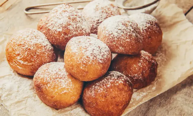 Délicieux beignets saupoudrés de sucre glace, rappelant la recette pâte à beignets de grand-mère. Un délice croustillant et moelleux.