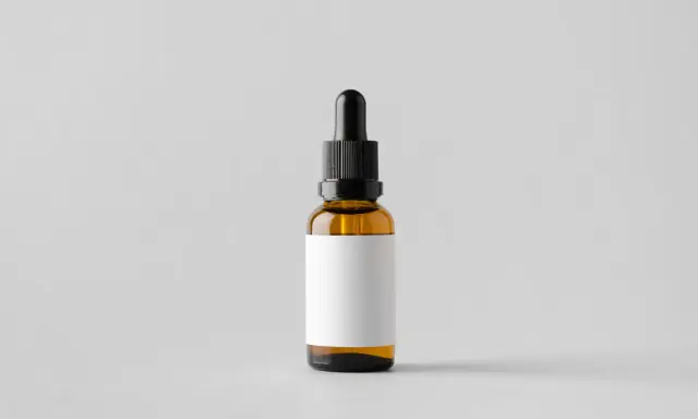 Brązowa buteleczka z pipetką, idealna na serum z witaminą E, np. tocopheryl acetate. Pusta, biała etykieta czeka na Twój opis.