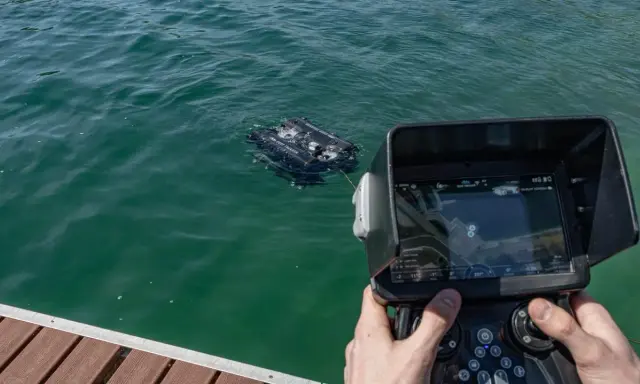 Contrôle d'un drone sous-marin avec écran affichant la carte et les données de l'installation GPS.