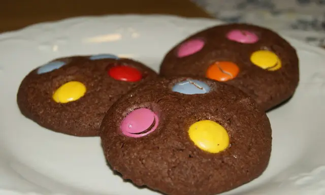 Chokladkakor med färgglada godisar, perfekta kakor till barnkalas.