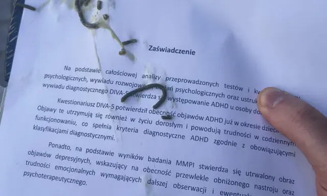 Na zaświadczeniu o ADHD, obok tekstu, widać ślady czegoś, co może przypominać trudności w pisaniu, jak przy dysgrafii.