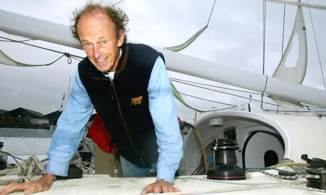 Mike Birch, le navigateur, sur le pont d'un voilier, prêt pour l'aventure.