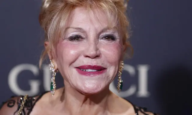 Tita Thyssen, con su melena rubia recogida y luciendo unos pendientes de brillantes y esmeraldas, sonríe a la cámara.