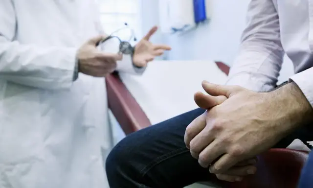 Lekarz omawia z pacjentem chorobę Peyroniego i jej leczenie.