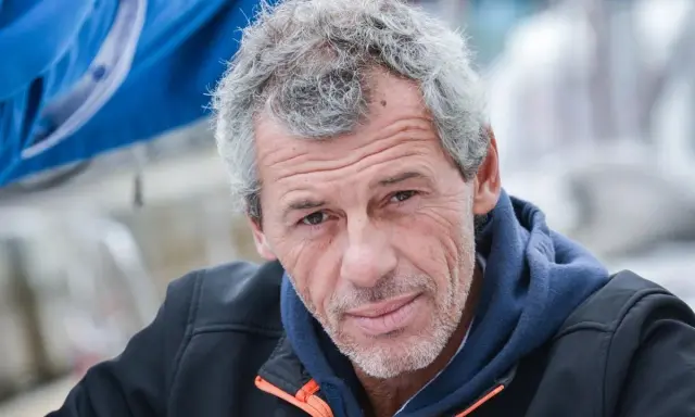 Portrait de Sébastien Destremau, skipper au regard déterminé, prêt pour une nouvelle aventure en mer.