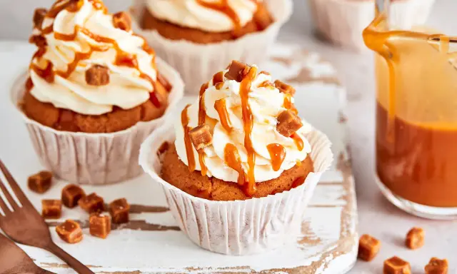 Leckere Karamell-Cupcakes mit Sahne-Topping und Karamellsauce. Ein tolles Rezept für süße Leckereien!