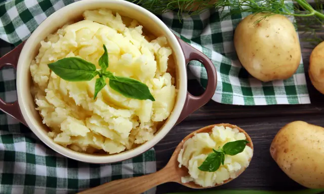 Pyszne puree ziemniaczane, idealne jako dodatek do obiadu. Ziemniaki to wszechstronne warzywo, z którego można zrobić wiele pysznych dań.