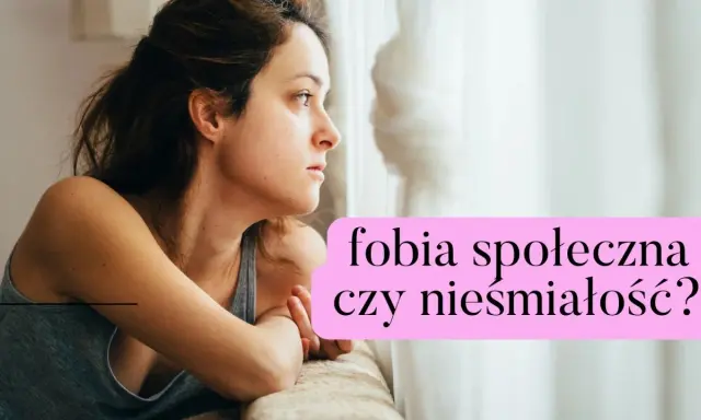Kobieta patrzy przez okno z zamyślonym wyrazem twarzy. Obok tekst: "fobia społeczna czy nieśmiałość?".
