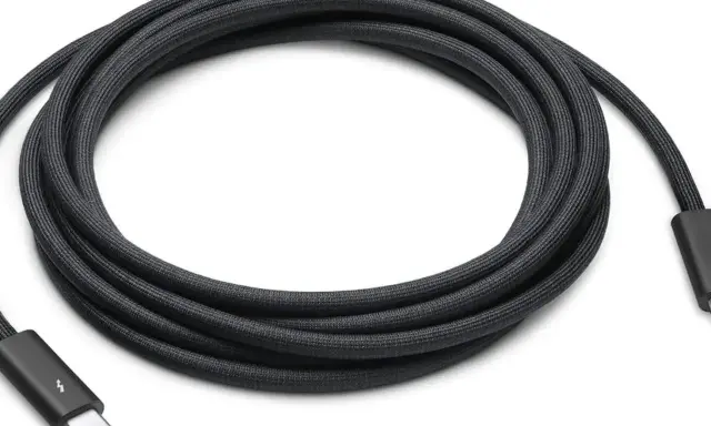 Czarny, pleciony kabel Thunderbolt z wtyczkami USB-C. Szybki transfer danych i zasilanie.