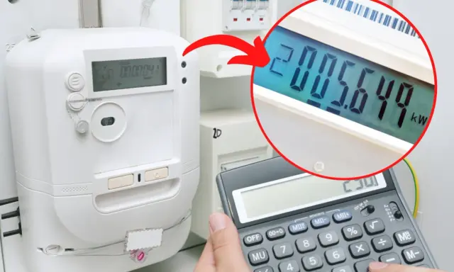 Cyfrowy licznik energii elektrycznej pokazuje zużycie 2005.649 kWh. Obok kalkulator do obliczeń.