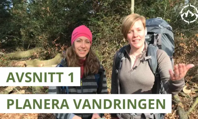 Två kvinnor med ryggsäckar förbereder sig för en weekend vandring i Sverige. Texten "Planera vandringen" syns.