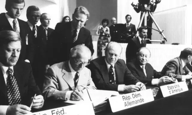 Firma dell'atto di Helsinki: leader mondiali firmano accordo storico.