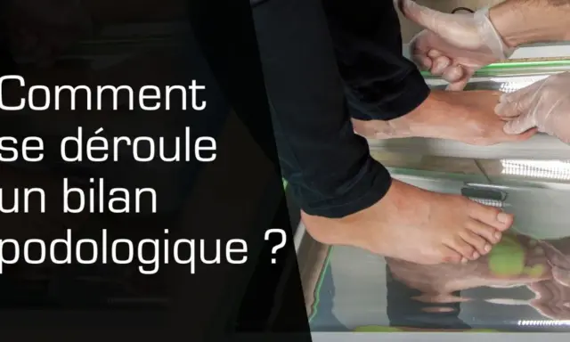 Un podologue examine un pied dans un bac, préparant un bilan podologique.