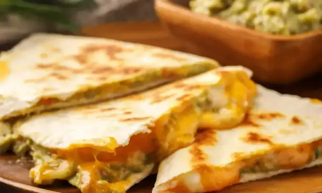 Szybka kolacja: pyszne quesadillas z roztopionym serem i guacamole. Idealne na szybki posiłek.