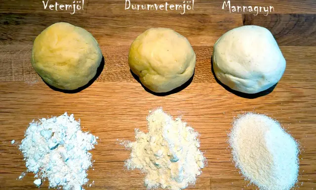 Tre degbollar av olika mjöltyper för pastadeg recept: vetemjöl, durumvetemjöl och mannagryn.