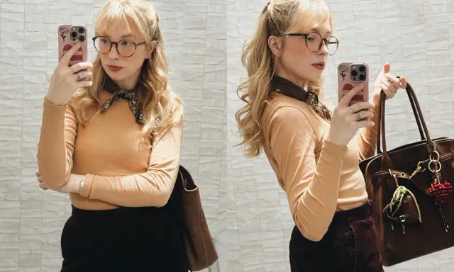 Sandra Beijer blogg: En kvinna med glasögon och ljusblont hår tar en selfie med sin telefon. Hon bär en orange tröja, mörk kjol och en brun väska.