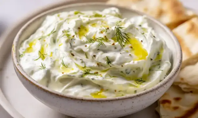 Krämig tzatziki med dill och olivolja, perfekt till pitabröd. Ett enkelt tzatziki recept att prova!