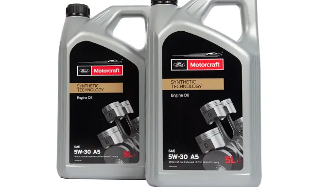 Dwa litrowe kanistry oleju silnikowego Motorcraft 5W-30 A5. Ten olej to syntetyczna technologia dla Twojego silnika.