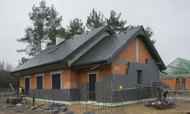 Dom w budowie, ściany z pustaków ceramicznych o grubości 40 cm, ocieplane grubym styropianem.
