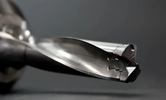 Detalle de una broca metálica con sus filos listos para afilar.