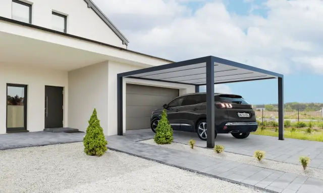 Une voiture est garée sous une élégante couverture carport moderne, à côté d'une maison blanche aux lignes épurées.