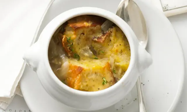 Herzhafte Zwiebelsuppe mit überbackenem Brot und Käse, ein köstliches Rezept für kalte Tage.