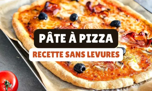 Pizza maison garnie d'olives et de jambon, sur une plaque de cuisson. Texte : Pâte à pizza, recette sans levures.