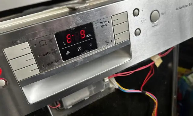 Zmywarka Bosch wyświetla błąd E09. Czerwony wyświetlacz pokazuje "8:09", sugerując problem z cyklem zmywania.