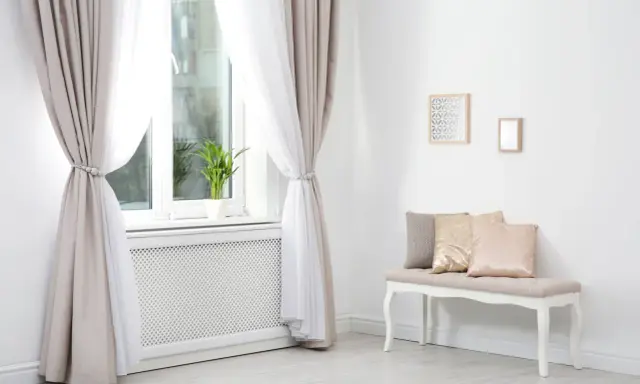 Eleganckie firanki do parapetu, tworzące przytulną atmosferę. Jasne zasłony i biały tiul pięknie komponują się z wnętrzem.
