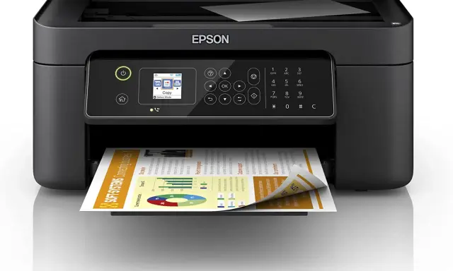 Stampante Epson multifunzione, probabilmente a getto d'inchiostro, con scanner integrato e pannello di controllo con display.