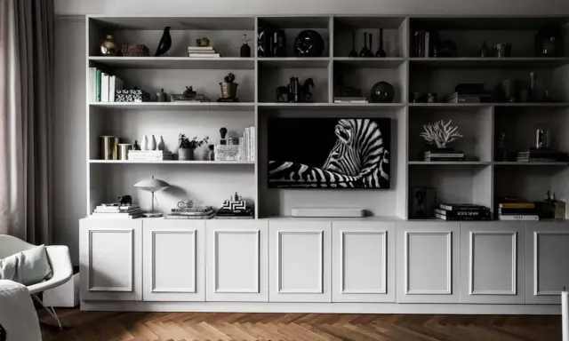 Elegant inbyggd bokhylla inspiration med zebra-konst, böcker och dekorativa föremål.