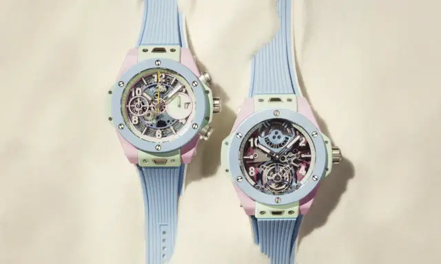 Due orologi con cinturino azzurro e cassa color pastello, con un intricato calibro di manifattura visibile sul quadrante.