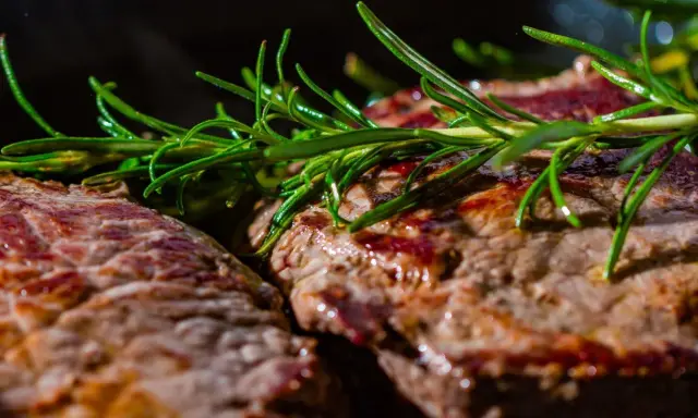 Chuletón al horno con romero fresco. Jugoso y tierno, perfecto para una cena especial.