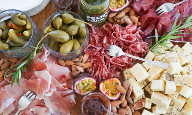 En härlig charkbricka med salami, prosciutto, ost, oliver, cornichoner och nötter. Perfekt för mingel eller som en del av en större måltid. Här är några charkbricka tips!