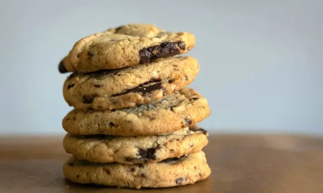 Pile de délicieux cookies aux pépites de chocolat, faits avec de l'huile de coco.
