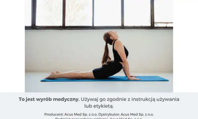 Kobieta wykonuje ćwiczenie cobra, pogłębiając rozciąganie pleców na macie.