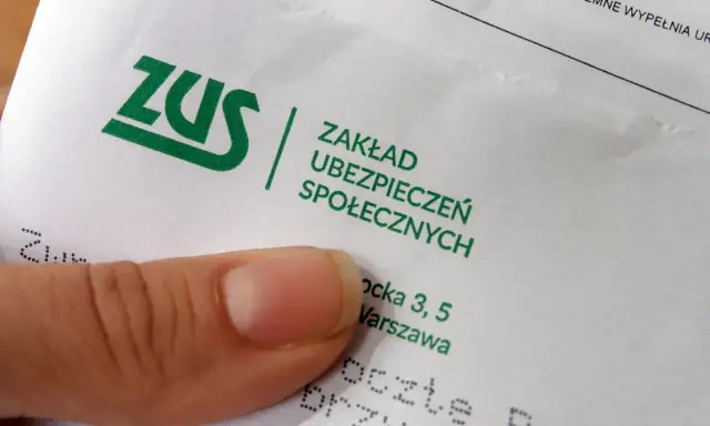 Palec wskazujący na dokumencie ZUS. Pytanie: ile trzeba być na zwolnieniu aby dostać odszkodowanie z ZUS?