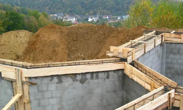 Fundamenty domu w budowie, zbrojenie i szalunki. Widać, ile jest ważne pozwolenie na budowę, by móc rozpocząć prace.